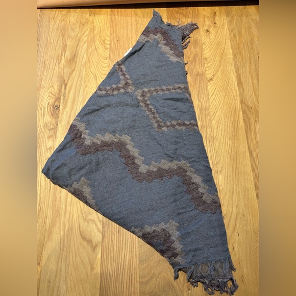 Aritzia triangle scarf - Picture 1 of 3